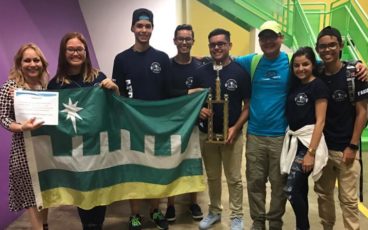 Estudiantes van a competencia de robotica