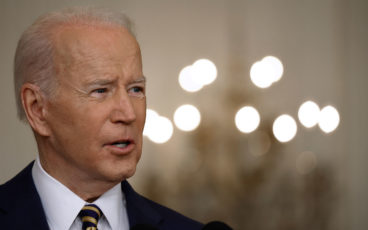 administracion biden debe retirar requisito de vacunacion